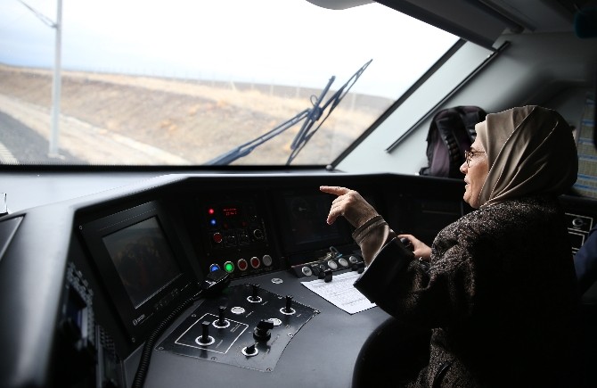 Emine Erdoğan hızlı tren kullandı
