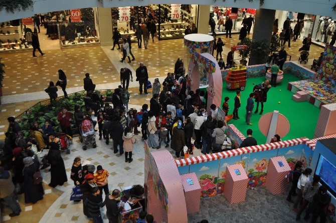 Rengarenk şekerler kırılmayı bekliyor