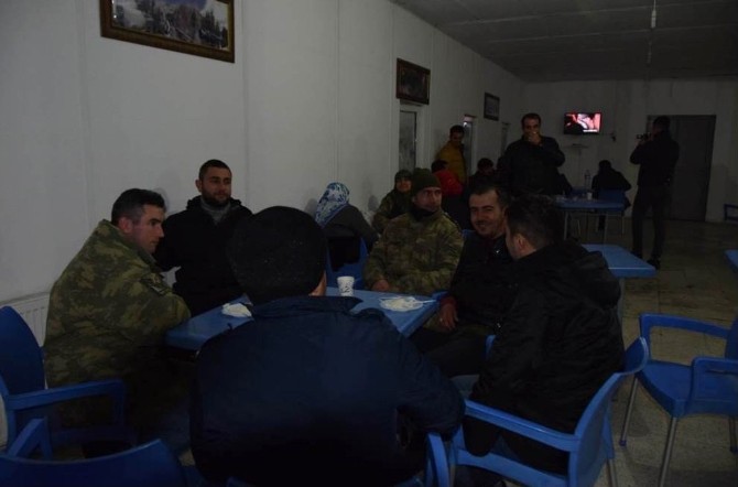 Tipi nedeniyle kapanan yolda mahsur kalan vatandaşların idmanına Mehmetçik yetişti