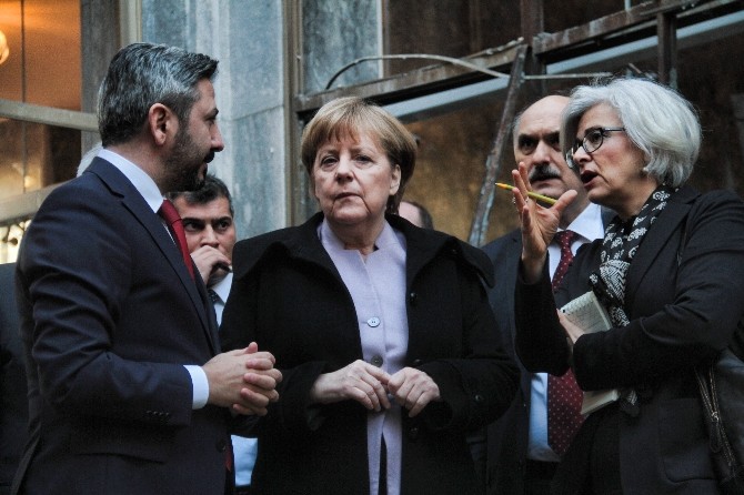 Merkel, TBMM’de FETÖ’cü teröristlerin bombaladığı bölümleri gezdi