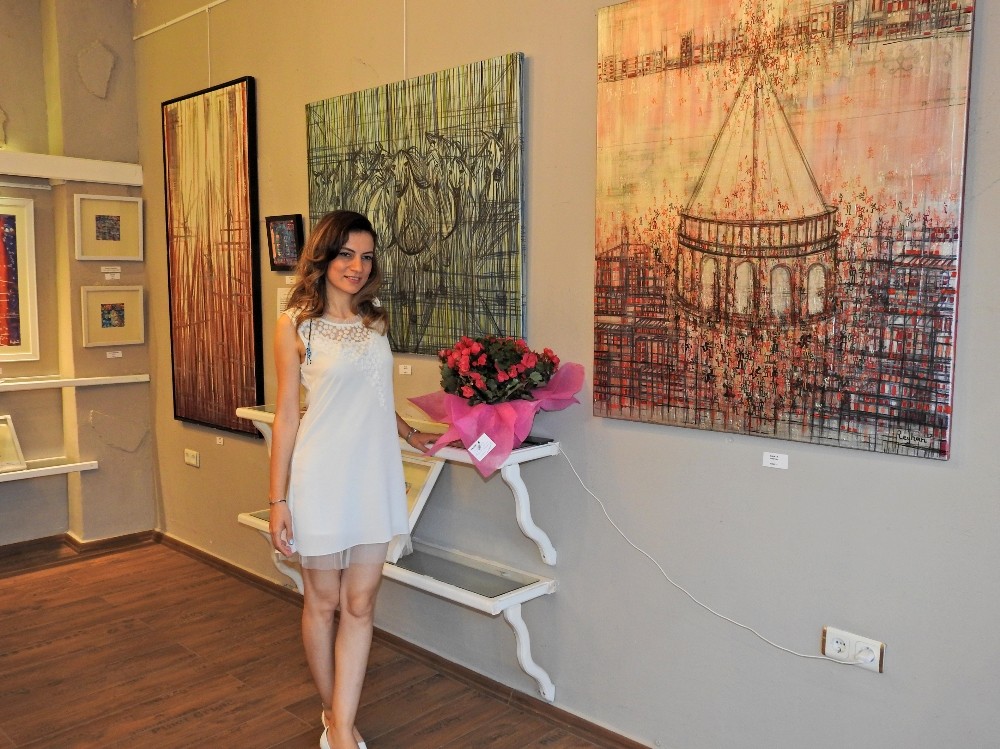 Paris’te altın madalya kazanan ressam eserleriyle Alaçatı’da