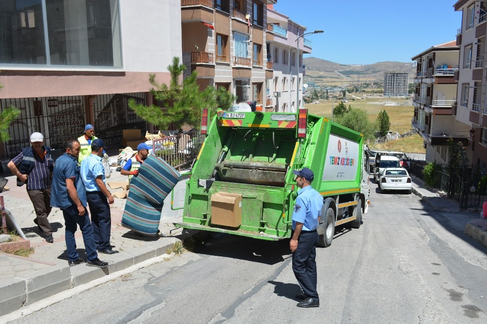 Evden iki kamyon çöp çıktı