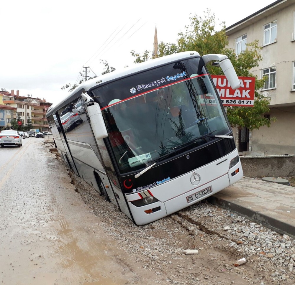 Yoldaki çökme servis minibüsünü deviriyordu