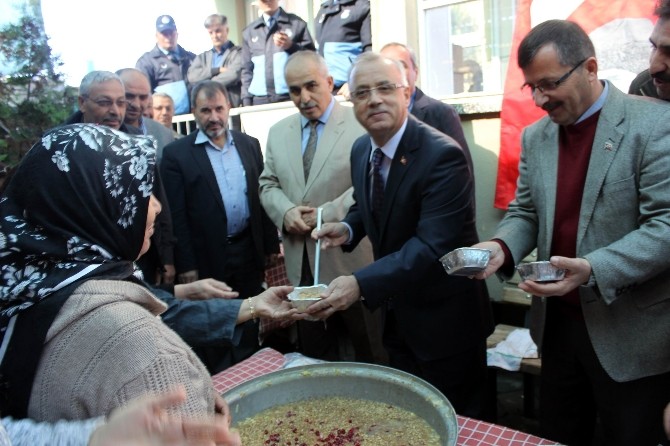 Salihli Manavlar ve Pazarcılardan aşure ikramı
