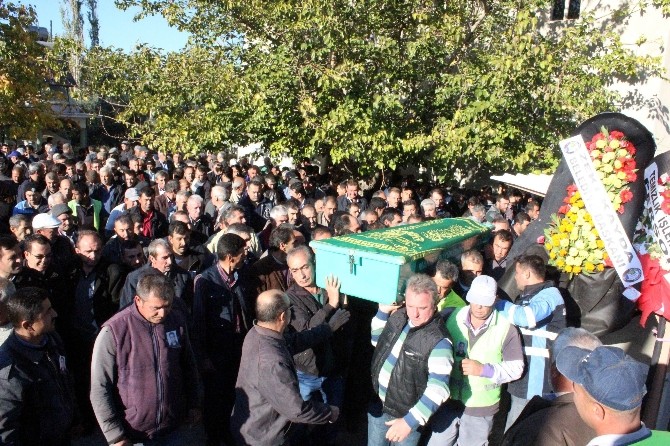 Çöp kamyonunun presine sıkışan işçi hayatını kaybetti