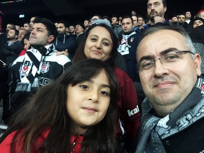 Kaptan Hutchinson Kırkağaçlı minik Azra’yla sahaya çıktı