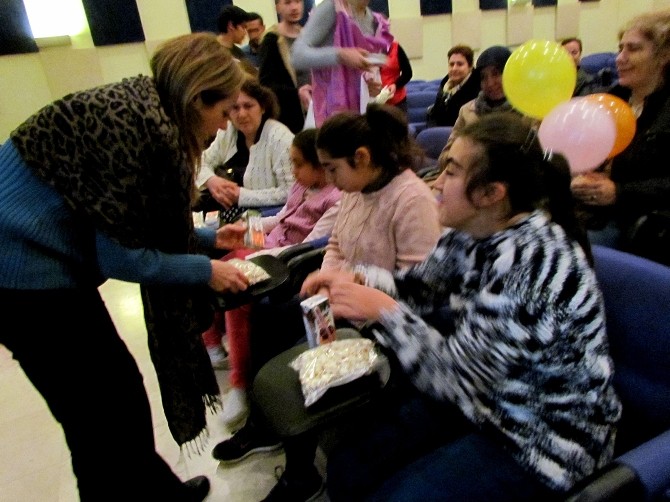 Çeşme’de üniversite öğrencileri, engelli çocuklara el uzattı
