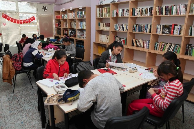 Bayraklı kütüphanelerinde yok yok
