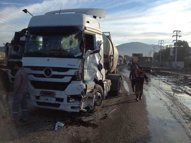 İzmir’de hafriyat kamyonu ile tanker çarpıştı: 1 yaralı