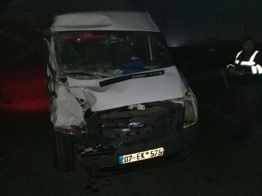 İzmir’de minibüs ile tır çarpıştı: 4 yaralı