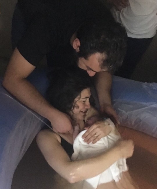 Dünyaya gözlerini su dolu havuzda açtı
