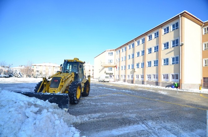 Pursaklar’da tonlarca kar nakli yapıldı
