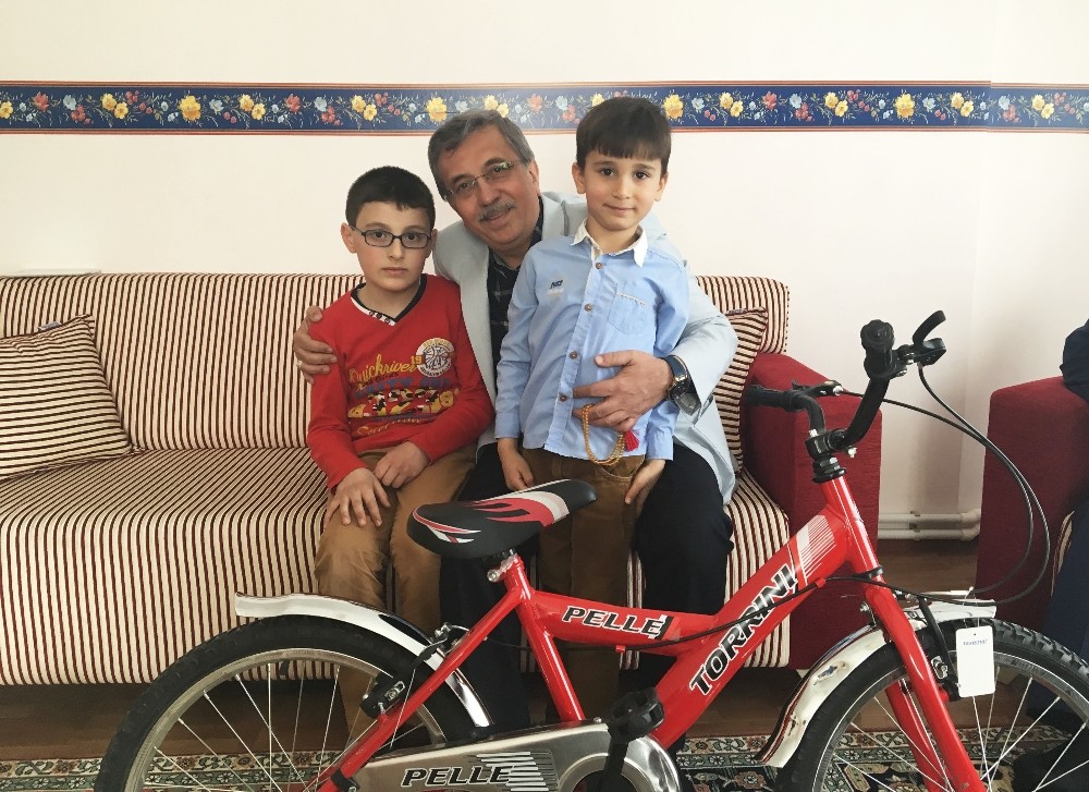 Başkan Çetin’den Sünnet çocuklarına bisiklet hediyesi