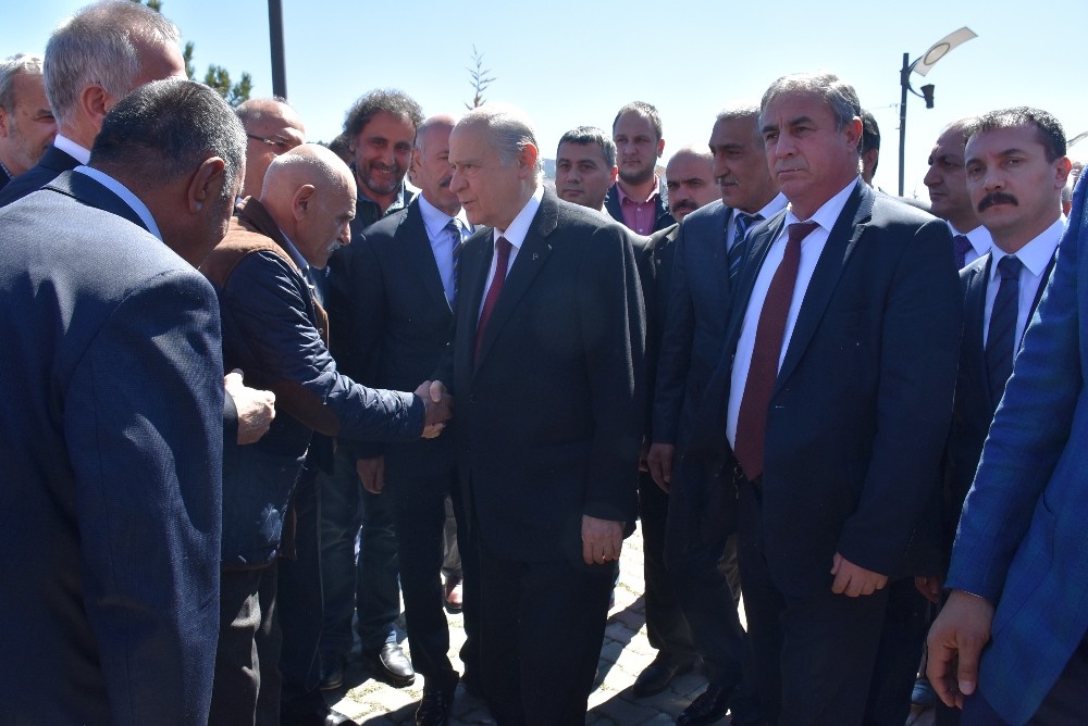 Bahçeli, Ülkücü Şehitler Anıtını ziyaret etti