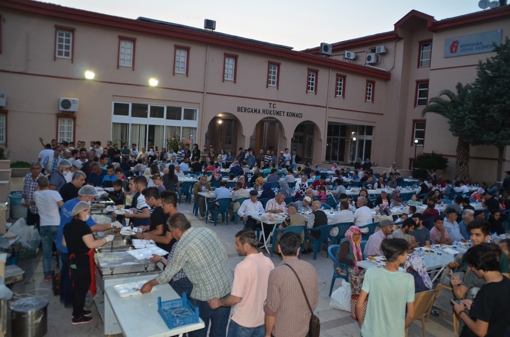 Bergama’lı iş adamından günde 300 kişiye iftar