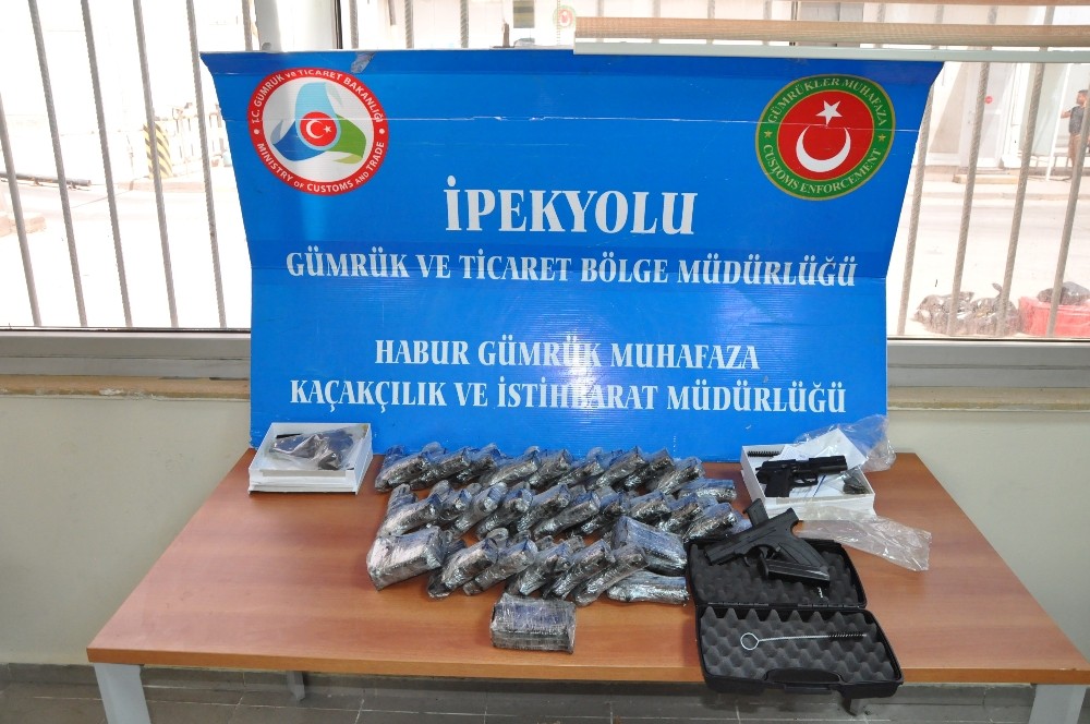 Habur Sınır Kapısı’nda bir tırın yakıt tankına gizlenmiş 30 adet silah ele geçirildi