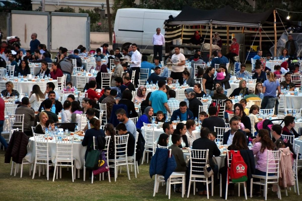 Aliağa Belediyesinin iftar programına yoğun ilgi
