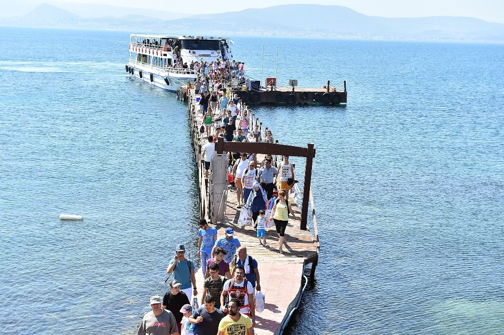 Sıcaktan bunalan İzmirliler Yassıcaada’ya koştu