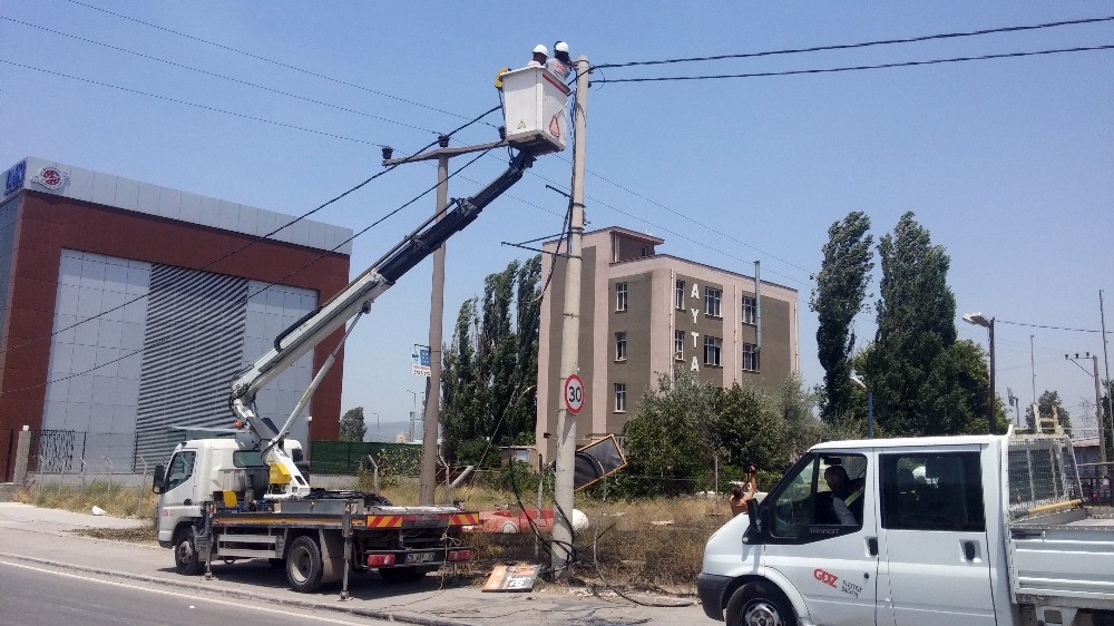 Sıcaktan kopan elektrik teli yangın çıkardı