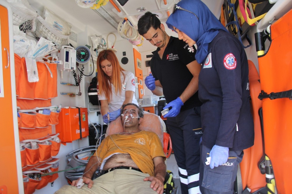 İzmir’deki yangında orman işçisi dumandan etkilendi