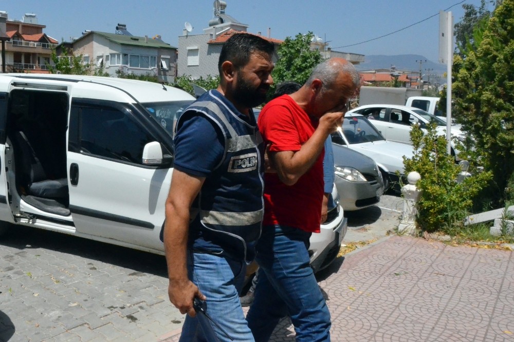 Belediye binasına giren hırsızlar, kullandıkları aracın bozuk park lambasından yakalandı