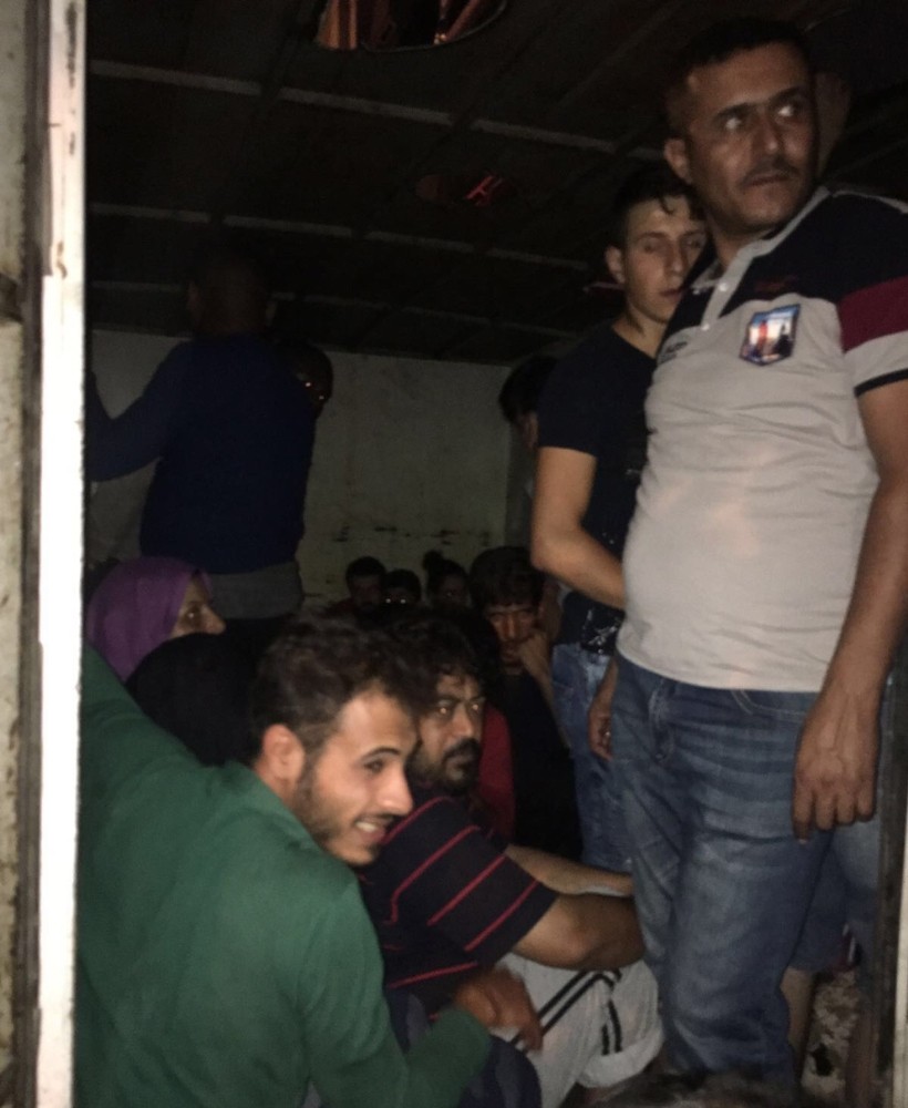 49 göçmen yakalandı, 3 göçmen kaçakçısı tutuklandı