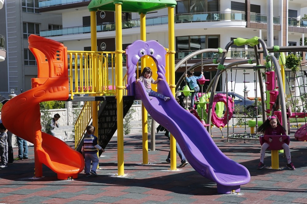Çiğli Belediyesi kentteki parkları yeniliyor