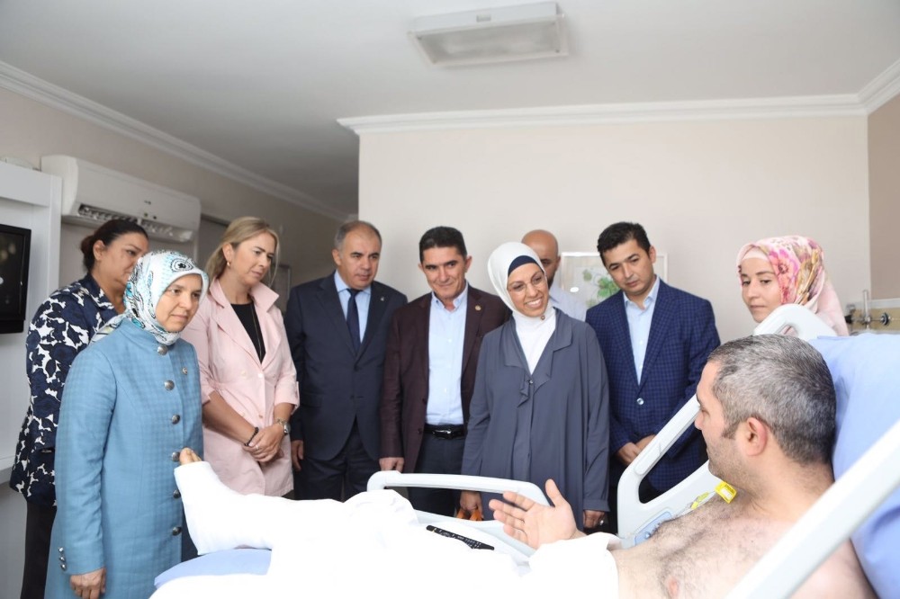 AK PARTİ'DEN YARALILARA HASTANEDE ZİYARET