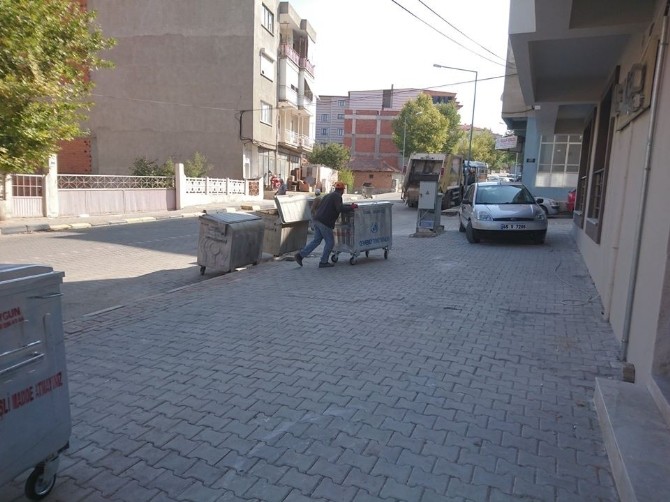 Soma Belediyesi çöp konteynırlarını yeniliyor