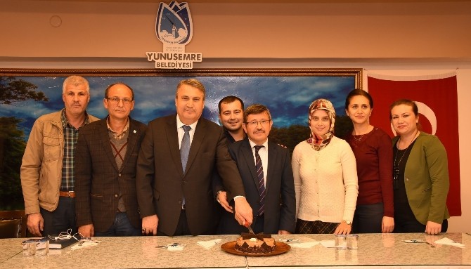 Yunusemre’den başarılı müdüre pastalı veda