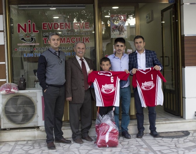Eğitim gördüğü okulunu unutmadı
