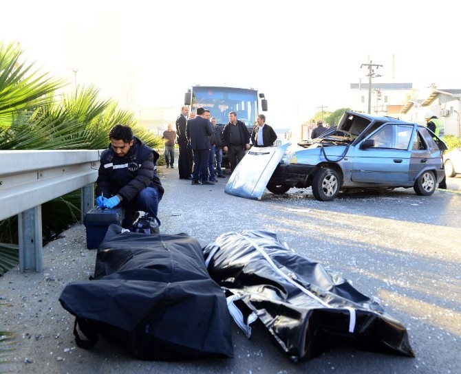Virajı alamayan otomobil, servis minibüsünün altına girdi: 2 ölü