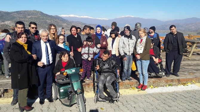 Ödemiş’te CHP’li kadınlar ’özel çocukları’ unutmadı