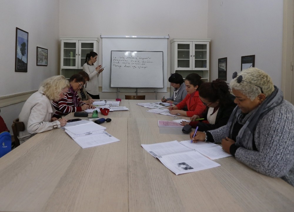 Konak Belediyesinden yabancılara ücretsiz Türkçe kursu