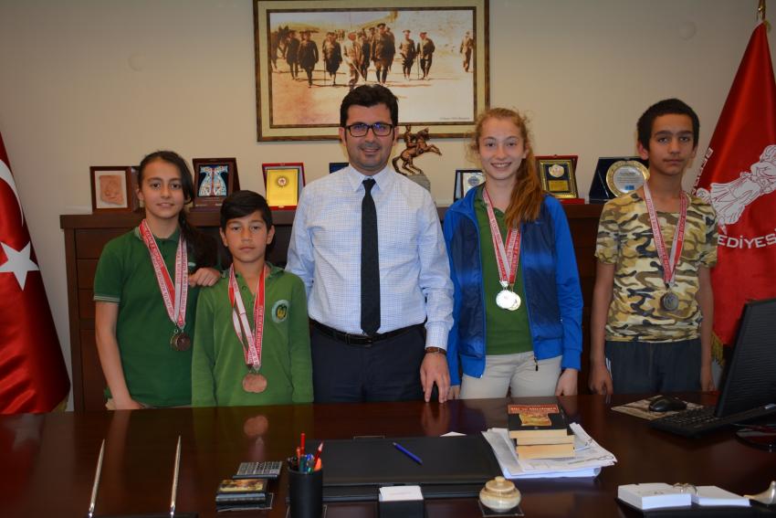 BAŞARILARINI BAŞKAN GÖNENÇ İLE PAYLAŞTILAR