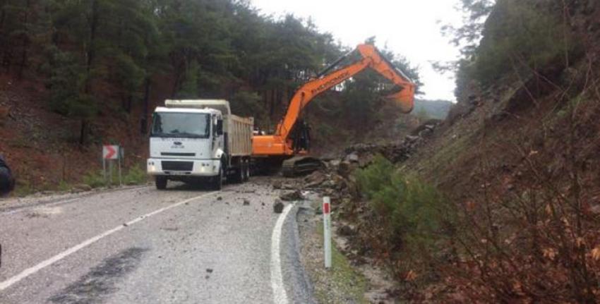 İZMİR'DE KORKUTAN HEYELAN