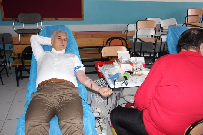 “İzmir sana kanım feda”
