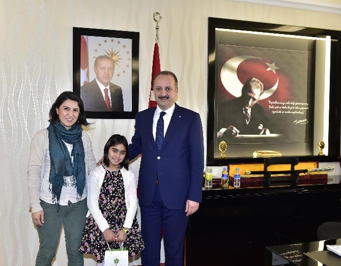 Küçük Beril sorularını Akgül’e sordu
