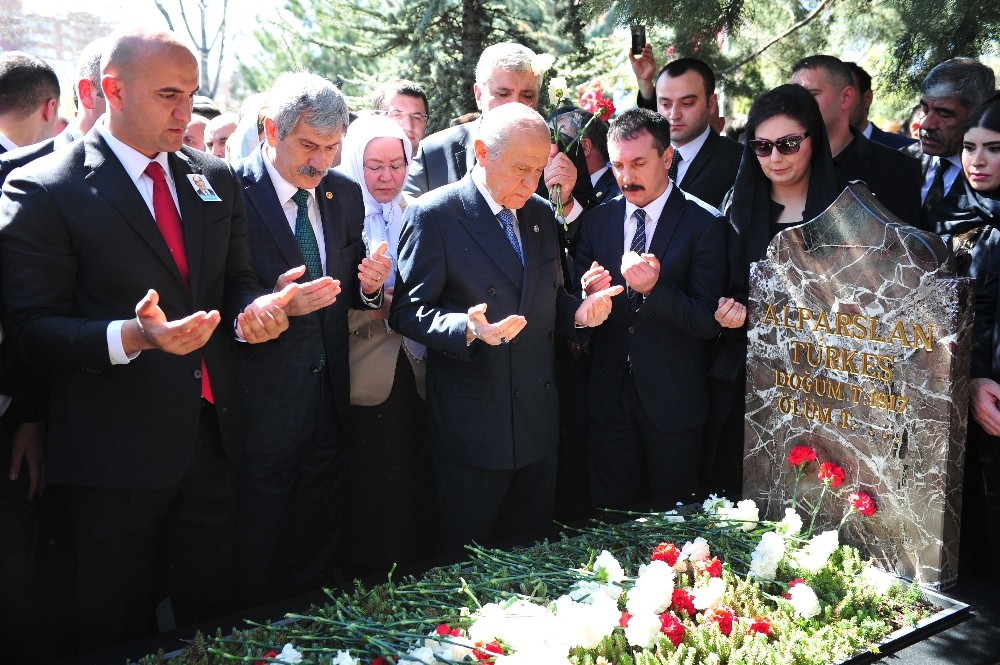 Merhum MHP Lideri Türkeş mezarı başında anıldı