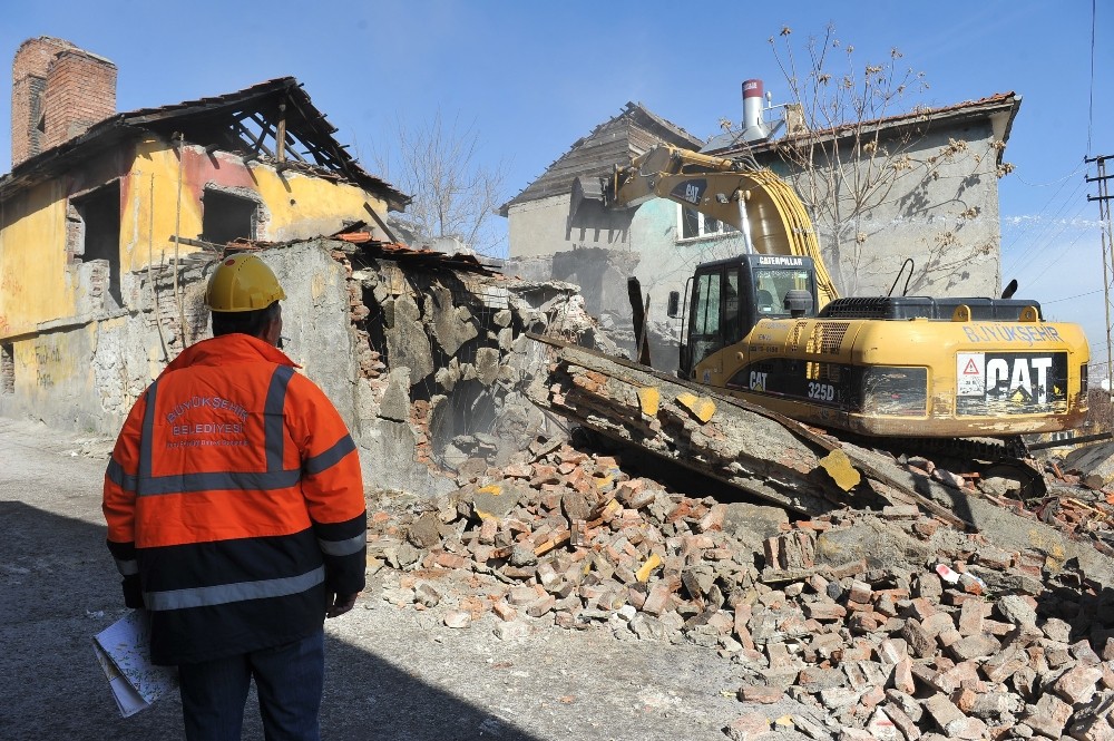 Büyükşehir’den Hıdırlıktepe’de temizliğe devam