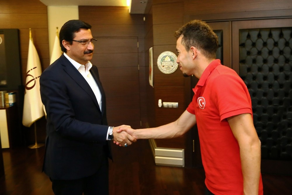 İşitme engelli milli sporculardan Başkan Ak’a teşekkür ziyareti