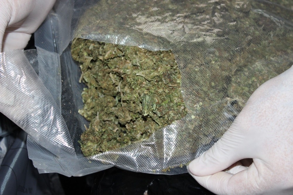 Valizden 15 kilo esrar çıktı