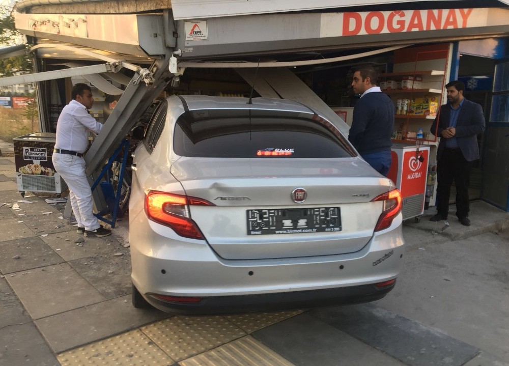 Başkent’te otomobil büfeye girdi
