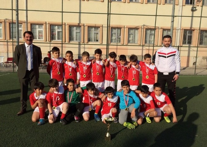Planet Aile Yaşam Merkezi üyesi çocuklar futbol turnuvasında birinci oldu
