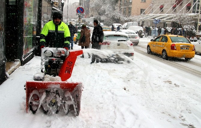 Çankaya Belediyesinde karla mücadele 7/24 devam ediyor
