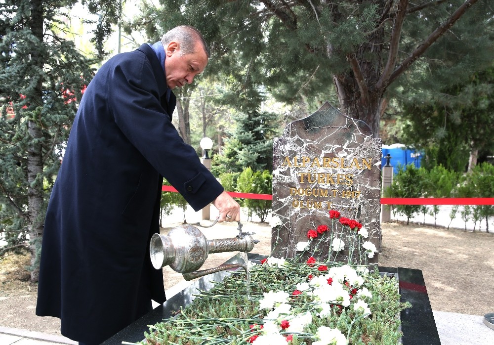 Cumhurbaşkanı Erdoğan’dan Türkeş’in mezarına sürpriz ziyaret