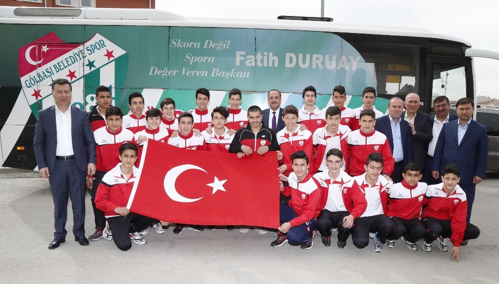 Gölbaşı Belediyespor U15 futbol takımı Türkiye şampiyonasına yolcu edildi