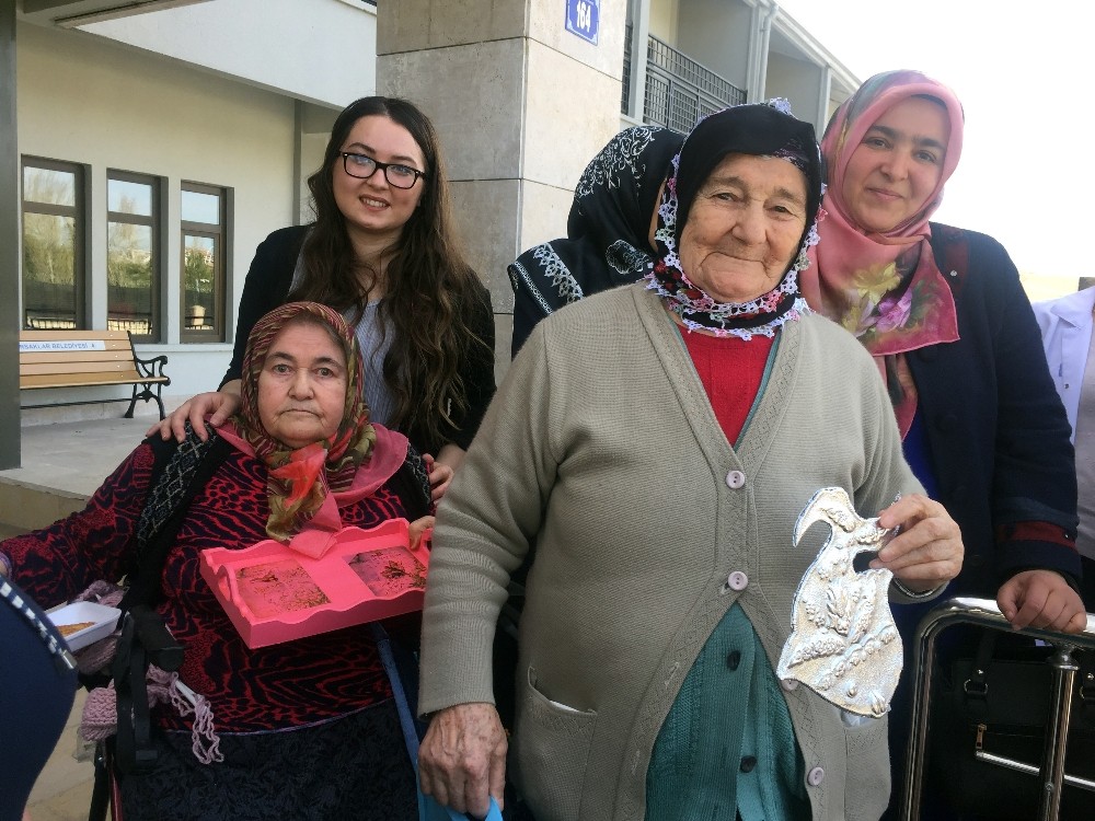 Pursaklarlı kadınlardan huzurevi ziyareti