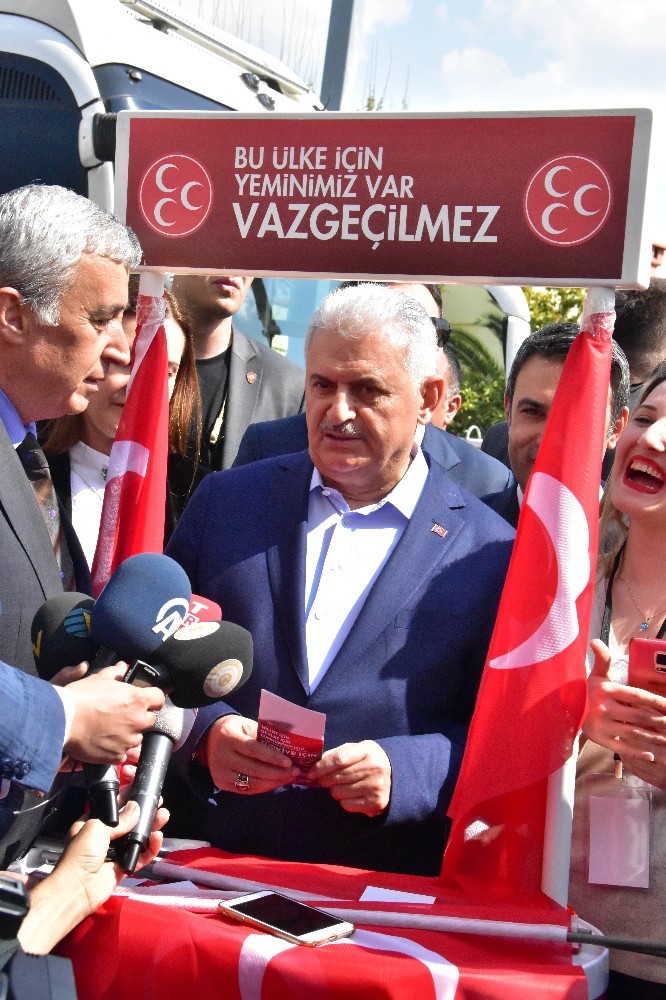 Başbakan MHP’nin ’evet’ standında