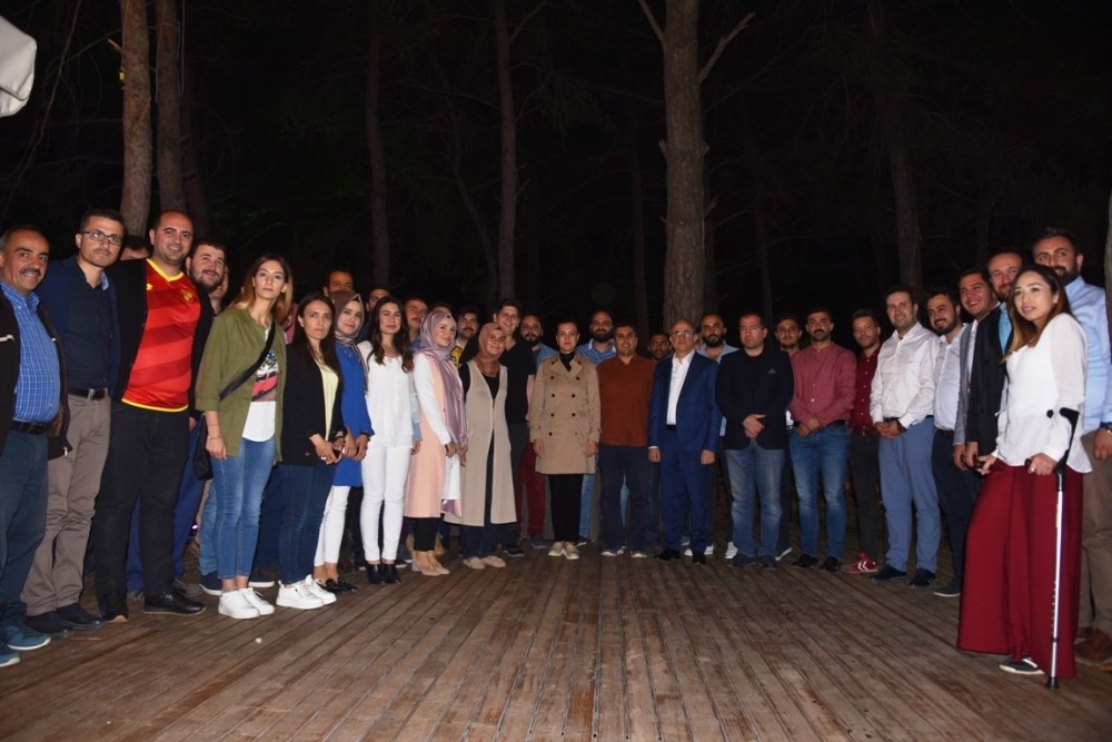 Kemalpaşa Belediyesinden AK Partili gençler için iftar yemeği